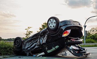Unfall auf der Tunnelstraße: Der Opel Astra überschlug sich und landete auf dem Dach. - Freitag TV Unfall auf der Tunnelstraße: Der Opel Astra überschlug sich und landete auf dem Dach. - Freitag TV