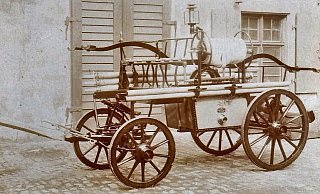 Eine Feuerspritze aus den 1880er Jahren. - Repro: Horst Biere / Quelle: Stadtarchiv Eine Feuerspritze aus den 1880er Jahren. - Repro: Horst Biere / Quelle: Stadtarchiv