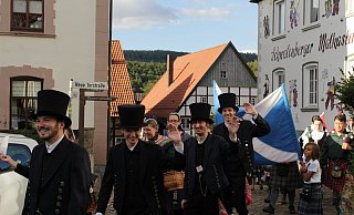 Im Namen der Freundschaft und des Austausches - Die Schwalenberger Trachtengilde und Beekscheepers aus der Lüneburger Heide treten gemeinsam auf. - Joline Heller