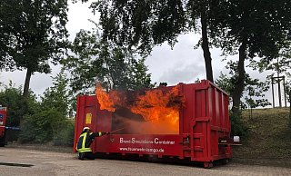 Beim Tag der Feuerwehr können Besucher Einblick in die Arbeit der Einsatzkräfte bekommen. Da geht es auch schon mal heiß her. - Feuerwehr Lemgo
