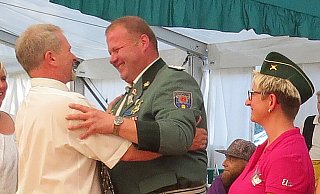 Lange her: Der amtierende König Volker Immel (links) gratuliert seinem Nachfolger, Kronprinz Mario Trompeter, der ab 2018 mit seiner Königin und Ehefrau Rafaela regieren wird. - Archivfoto: Achim Krause Lange her: Der amtierende König Volker Immel (links) gratuliert seinem Nachfolger, Kronprinz Mario Trompeter, der ab 2018 mit seiner Königin und Ehefrau Rafaela regieren wird. - Archivfoto: Achim Krause
