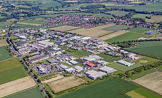 Das Industriegebiet Lemgo-West beim Dorf Lieme (im Hintergrund), vorne die Ostwestfalenstraße. Rechts ist der Ausgleichsstreifen, das sogenannte Wäldchen, zu sehen, wo zunächst die Erweiterung geplant war, das nun aber erhalten bleiben soll. Archivfoto: Andreas Dunker - Andreas Dunker