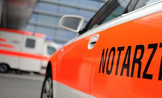 Eine Autofahrerin missachtete die Vorfahrt des Rettungswagen. - Symbolbild dpa Eine Autofahrerin missachtete die Vorfahrt des Rettungswagen. - Symbolbild dpa