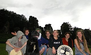 Sie verstehen sich als Familie, obwohl sie weit verstreut zu Hause sind. Aber jedes Jahr treffen sie sich an den Externsteinen zum Mittsommernachtsfest. Und natürlich ist dann auch Hund Bo dabei. (Foto: Hajo Gärtner) - Hajo Gärtner Sie verstehen sich als Familie, obwohl sie weit verstreut zu Hause sind. Aber jedes Jahr treffen sie sich an den Externsteinen zum Mittsommernachtsfest. Und natürlich ist dann auch Hund Bo dabei. (Foto: Hajo Gärtner) - Hajo Gärtner