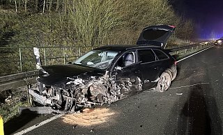 Beide Autos sind komplett demoliert - auf dem Foto ist eins davon zu sehen. - Freiwillige Feuerwehr Lemgo