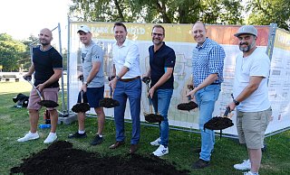 Spatenstich: (von links) Projektleiter Philipp Weigandt, Spender Phillip Schlossstein, Bügermeister Frank Hilker, Architekt Oliver Stövesand, Sportentwicklungsplaner Ulli Dubbert und Skate-Park-Freiraumplaner Ingo Naschhold. - Sven Koch Spatenstich: (von links) Projektleiter Philipp Weigandt, Spender Phillip Schlossstein, Bügermeister Frank Hilker, Architekt Oliver Stövesand, Sportentwicklungsplaner Ulli Dubbert und Skate-Park-Freiraumplaner Ingo Naschhold. - Sven Koch