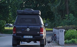 Das Mädchen fuhr auf seinem Rad, als es vom VW Amarok erfasst wurde. - Freitag TV Das Mädchen fuhr auf seinem Rad, als es vom VW Amarok erfasst wurde. - Freitag TV