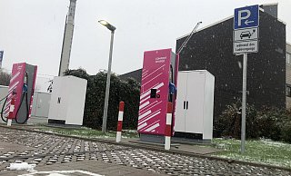 Die Schnelllade-Säulen am Telekom-Gebäude in der Franz-Liszt-Straße wirken fix und fertig. Einsatzbereit sind sie aber, trotz Dauerbeleuchtung, nicht. - Till Brand