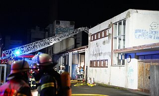 Zu einem Brand in einer ehemaligen Möbelfabrik ist die Feuerwehr am Freitagabend ausgerückt. - FreitagTV