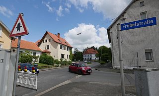 Stetig biegen Autos von der Mittelstraße in die Fröbelstraße ab, um über das Wohngebiet die Kreisel-Baustelle zu umfahren. Viele haben auswärtige Kennzeichen. - Jost Wolf
