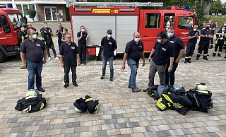 Mit einem dreifachen „Gut Wehr" und sichtlich bewegt verabschieden sich die Mitglieder der anderen Löschgruppen von ihren Kameraden aus Nordhemmern, die am Freitagmorgen ihren Dienst quittiert haben und ihre Sachen vor dem Rathaus abgelegt haben. - Stefanie Dullweber Mit einem dreifachen „Gut Wehr" und sichtlich bewegt verabschieden sich die Mitglieder der anderen Löschgruppen von ihren Kameraden aus Nordhemmern, die am Freitagmorgen ihren Dienst quittiert haben und ihre Sachen vor dem Rathaus abgelegt haben. - Stefanie Dullweber