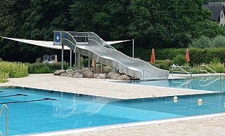 Die Rutsche im Dörentruper Freibad muss jährlich vom TÜV abgenommen werden. Um ein Freibad zu betreiben, gehört noch so viel mehr dazu. - Axel Bürger Die Rutsche im Dörentruper Freibad muss jährlich vom TÜV abgenommen werden. Um ein Freibad zu betreiben, gehört noch so viel mehr dazu. - Axel Bürger