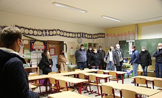 Vor zwei Jahren schauten sich die Politiker die Räume der Von-Haxthausen-Grundschule in Alverdissen an, um über den Standort zu entscheiden. Jetzt steht die Sanierung an. - Nadine Uphoff