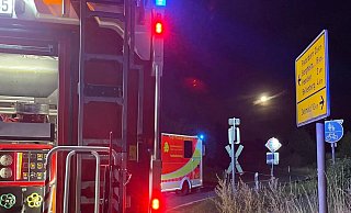 Die Feuerwehr rückt zu den Bahngleisen aus. Vor Ort stellt sich heraus: die schlimmen Befürchtungen bewahrheiten sich nicht. - Feuerwehr Horn-Bad Meinberg