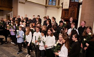 Viel Applaus für die Musiker: Alle Beteiligten kommen nach vorne und erhalten eine Blume für das facettenreiche Konzert. - Thomas Krügler