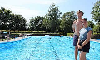 Sportwart Till Schalofsky und die zweite Vorsitzende des Freibadvereins, Tamara Rose, informieren über das Freibad und warum sie es 2017 übernommen haben. - Chiara Wibbeke