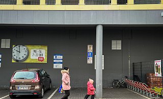 Die im vergangenen Sommer eingeführten Elternparkplätze am Rewe-Markt sollen den Hol- und Bringverkehr so gut es geht aus der Siegfriedstraße fernhalten. - Raphael Bartling