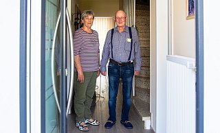 Christel und Klaus-Dieter Düsterwald sind glücklich, dass sie nach dem Starkregen vor einem Jahr nun wieder in ihr Zuhause in Klüt zurückkehren konnten. - Raphael Bartling Christel und Klaus-Dieter Düsterwald sind glücklich, dass sie nach dem Starkregen vor einem Jahr nun wieder in ihr Zuhause in Klüt zurückkehren konnten. - Raphael Bartling