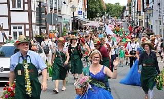 Der Bloemencorso ist der Höhepunkt am Nelkenfest-Sonntag. Für Nelkenkönigin Melanie endet ihre sechsjährige Amtszeit kurz zuvor. - Vera Gerstendorf-Welleq