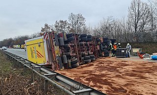 Der dänische Lkw liegt quer auf der A2. Die Feuerwehr hat Kraftstoffe und Betriebsstoffe abgestreut, die aus den Tanks ausgelaufen war. - Andreas Eickhoff Der dänische Lkw liegt quer auf der A2. Die Feuerwehr hat Kraftstoffe und Betriebsstoffe abgestreut, die aus den Tanks ausgelaufen war. - Andreas Eickhoff