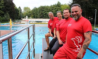 Freuen sich auf das Freibadfest zum 75-jährigen Bestehen der DLRG Blomberg: Thorben Fritz (erster Vorsitzender; von vorne), Andreas Dörksen (Leiter des Einsatzes), Annika Grothe (Leiterin der Ausbildung sowie zuständig für die Öffentlichkeitsarbeit) und Dieter Franzmeier (im Vorstand). - Chiara Wibbeke Freuen sich auf das Freibadfest zum 75-jährigen Bestehen der DLRG Blomberg: Thorben Fritz (erster Vorsitzender; von vorne), Andreas Dörksen (Leiter des Einsatzes), Annika Grothe (Leiterin der Ausbildung sowie zuständig für die Öffentlichkeitsarbeit) und Dieter Franzmeier (im Vorstand). - Chiara Wibbeke