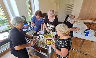 Jeden Mittwoch um 12 Uhr treffen sich im katholischen Gemeindehaus in Schieder Menschen zum Mittagessen. Dabei geht es hauptsächlich darum, beim Essen die Gemeinschaft zu genießen. Diesmal war unter anderem das große Fest Thema, das der Mittagstisch gemeinsam mit dem Tisch für Familien aus Schieder-Schwalenberg veranstaltet. - Marianne Schwarzer