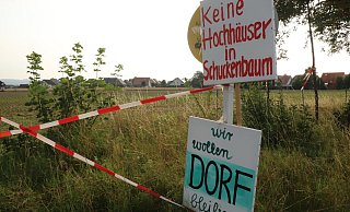 Anwohner in Schuckenbaum haben an der Herforder Straße Plakate, Aufsteller und Banner postiert. Damit protestieren sie gegen die ihrer Einschätzung nach zu massive Bebauung des Areals Brunsheide Süd-Ost. - Birgit Guhlke/Neue Westfälische