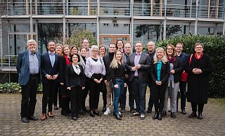 Die Sprecherinnen und Sprecher der SPD-Fraktionen – darunter der Detmolder Landtagsabgeordnete Dennis Maelzer (6. von rechts) – wollen die „Verschickungskinder“ unterstützen. - Sarah Lorenz Die Sprecherinnen und Sprecher der SPD-Fraktionen – darunter der Detmolder Landtagsabgeordnete Dennis Maelzer (6. von rechts) – wollen die „Verschickungskinder“ unterstützen. - Sarah Lorenz