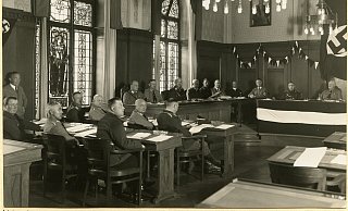 Sie verloren Stimmen, aber im Lippischen Landtag saßen die Nazis fest im Sattel. Hierdie NSDAP-Abgeordneten im Sitzungssaal, wie er sich 1933 darstellte. - Quelle: Lippische Landesbibliothek Sie verloren Stimmen, aber im Lippischen Landtag saßen die Nazis fest im Sattel. Hierdie NSDAP-Abgeordneten im Sitzungssaal, wie er sich 1933 darstellte. - Quelle: Lippische Landesbibliothek