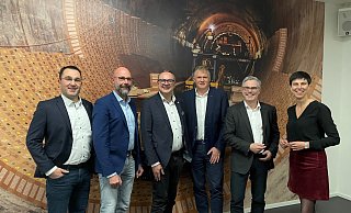 Im Austausch mit Unternehmerinnen und Unternehmern in Lemgo: Tobias Vietz, Frank Limpke, Markus Baier, Stefan Sasse (Möller Feuerfesttechnik), Stephan Westerdick sowie Moderatorin Jenny Krumov (IHK Lippe, von links). - M-Group Im Austausch mit Unternehmerinnen und Unternehmern in Lemgo: Tobias Vietz, Frank Limpke, Markus Baier, Stefan Sasse (Möller Feuerfesttechnik), Stephan Westerdick sowie Moderatorin Jenny Krumov (IHK Lippe, von links). - M-Group