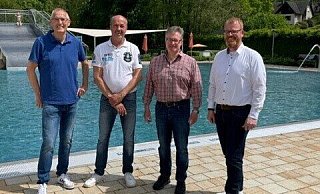 Spendenübergabe im Freibad Dörentrup: Jörg Begemann (Volksbank), Manfred Miske (Vorsitzender des Freibad-Fördervereins), Gerd Nolting (Volksbank) und Bürgermeister Frieso Veldink. - Gemeinde Dörentrup Spendenübergabe im Freibad Dörentrup: Jörg Begemann (Volksbank), Manfred Miske (Vorsitzender des Freibad-Fördervereins), Gerd Nolting (Volksbank) und Bürgermeister Frieso Veldink. - Gemeinde Dörentrup