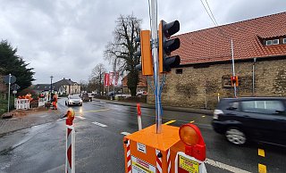 Eigentlich findet sich auf der Keßler Straße in Schieder keine Fußgängerampel, obwohl sich manch ein Schiederaner die schon gewünscht hat, um sicherer zum Supermarkt zu kommen. Doch auch diese wird wieder verschwinden. - Marianne Schwarzer Eigentlich findet sich auf der Keßler Straße in Schieder keine Fußgängerampel, obwohl sich manch ein Schiederaner die schon gewünscht hat, um sicherer zum Supermarkt zu kommen. Doch auch diese wird wieder verschwinden. - Marianne Schwarzer
