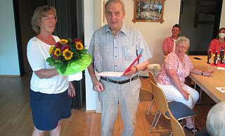 Ortsvereinsvorsitzende Heidrun Middeke zeichnete Gerhard Schnittger für 60-jährige Mitgliedschaft in der SPD aus. - SPD Vahlhausen