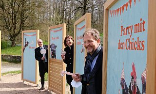 LWL-Direktor Matthias Löb, Projektleiterin Ruth Lakenbrink und Museumsdirektor Prof. Dr. Jan Carstensen testen schon einmal die Selfie-Station auf dem Vorplatz. Sie ist einer von 50 teilweise interaktiven Punkten, die in der Jubiläumsausstellung auf die Geschichte und die Arbeit im Museum hinweisen. - Yvonne Glandien LWL-Direktor Matthias Löb, Projektleiterin Ruth Lakenbrink und Museumsdirektor Prof. Dr. Jan Carstensen testen schon einmal die Selfie-Station auf dem Vorplatz. Sie ist einer von 50 teilweise interaktiven Punkten, die in der Jubiläumsausstellung auf die Geschichte und die Arbeit im Museum hinweisen. - Yvonne Glandien