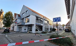 Scherben und Flatterband rund um die Volksbankfiliale in der Mittleren Straße. - Marianne Schwarzer Scherben und Flatterband rund um die Volksbankfiliale in der Mittleren Straße. - Marianne Schwarzer