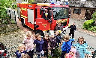 Im Rahmen der Brandschutzerziehung besucht die Feuerwehr Barntrup auch die Kindergärten, wie hier im vergangenen Jahr die "Zauberkiste". Die Kameraden wollen weitere Nachwuchskräfte gewinnen und daher eine Kinderfeuerwehr gründen. - Archivfoto: Nicole Ellerbrake