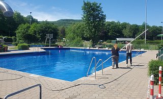 Letzte Vorbereitungen: Das Freibad in Elbrinxen ist für die Saison gerüstet. - Stadt Lügde Letzte Vorbereitungen: Das Freibad in Elbrinxen ist für die Saison gerüstet. - Stadt Lügde