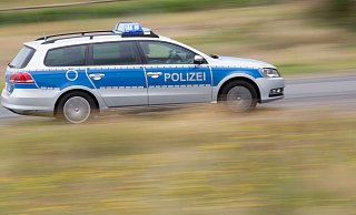 Als der Audi von der Fahrbahn abkommt und verunfallt, endet die Verfolgungsjagd bei Schlangen. - picture alliance/dpa/Friso Gentsch