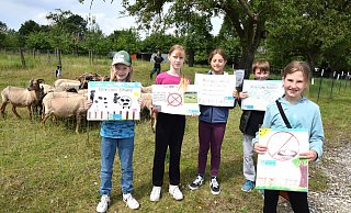 Aik (von links), Klara, Matilda, Niklas und Paula zeigen ihre Plakate. - Karin Prignitz Aik (von links), Klara, Matilda, Niklas und Paula zeigen ihre Plakate. - Karin Prignitz