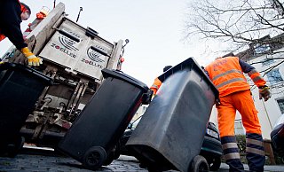 Die Stadt Detmold möchte die Müllabfuhr durch verschiedene Maßnahmen sicherer machen. Unter Umständen könnten für die Bürger die Gebühren steigen. - Symbolbild: Julian Stratenschulte/dpa Die Stadt Detmold möchte die Müllabfuhr durch verschiedene Maßnahmen sicherer machen. Unter Umständen könnten für die Bürger die Gebühren steigen. - Symbolbild: Julian Stratenschulte/dpa