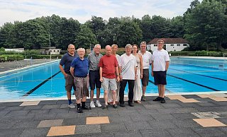 Zufrieden mit dem Freibad Werreanger: Werner Klocke, Friedrich Schnüll, Hasso-Rüdiger Tretow (alle Förderverein), Delef Hübner (Grüne), Ulrike Urbaniak (Förderverein), Bernhard Engelke, Anika Jedlicka, Rudi Stölting und Michael Biermann (alle CDU). - Willi Richter