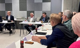 Gemeinsam für Bürokratieabbau: (von links) Die CDU-Bundestagsabgeordneten Kerstin Vieregge und Ralph Brinkhaus, Kreishandwerksmeister Mickel Biere, der Hauptgeschäftsführer der Kreishandwerkerschaft Paderborn-Lippe, Michael Lutter, und die Innungs-Obermeister wollen bürokratische Hemmnisse beseitigen. - Kreishandwerkerschaft