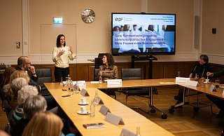 Moderatorin Cecile Weidhofer im Gespräch mit den Teilnehmerinnen und Teilnehmern im großen Sitzungssaal des Rathauses. - Torben Gocke Moderatorin Cecile Weidhofer im Gespräch mit den Teilnehmerinnen und Teilnehmern im großen Sitzungssaal des Rathauses. - Torben Gocke