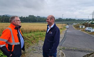 Die Zwei haben Großes vor: Rainer Huneke, Chef des Eigenbetriebes Straßenbau (links), und Stephan Pott, Fachgebietsleiter Betriebsdienst Bauhöfe, freuen sich auf den neuen Bauhof vor den Toren Blombergs. - Marianne Schwarzer Die Zwei haben Großes vor: Rainer Huneke, Chef des Eigenbetriebes Straßenbau (links), und Stephan Pott, Fachgebietsleiter Betriebsdienst Bauhöfe, freuen sich auf den neuen Bauhof vor den Toren Blombergs. - Marianne Schwarzer