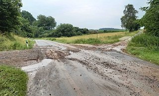 Die Kirchheider Straße auf Höhe Voßhagen ist auch am Sonntagnachmittag noch in desolatem Zustand. - Jens Rademacher