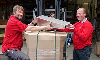 Der „Pelletomat" ist Beschäftigungsmaterial aus Metall für Schweine. Dirk Grenner (links) und Dirk Huxol (rechts) laden ab, was Dennis Bünte ins Lager fährt. - Axel Bürger(LZ) Der „Pelletomat" ist Beschäftigungsmaterial aus Metall für Schweine. Dirk Grenner (links) und Dirk Huxol (rechts) laden ab, was Dennis Bünte ins Lager fährt. - Axel Bürger(LZ)