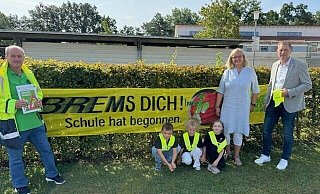 Cord-Helge Meier (links) von der Kreisverkehrswacht, Schulleiterin Birgit Schöne und Jens Klusmeyer von der Lippischen Landesbrandversicherung freuen sich über die Malbücher und Sicherheitsdreiecke für die Schüler. - Bildrechte: Grundschule Auf der Insel
