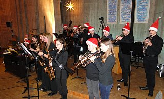 Der „Chor II“ präsentiert traditionelle Weihnachtsmusik in einem eleganten schwarzen Outfit. Annette Schmidt-Höngen führt den Chor am Klavier sicher durch die Partitur. (Foto: Hajo Gärtner)Die Big Band des Stadtgymnasiums inszeniert Weihnachtssongs mit einem jazzigen Akzent. Das sorgt für fröhliche Stimmung und gute Laune. (Foto: Hajo Gärtner) - Hajo Gärtner