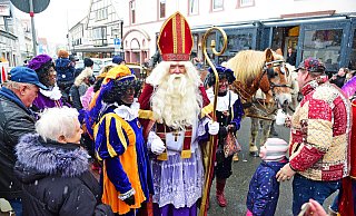 Sint Nicolaas und seine Zwarte Pieten beeindrucken mit ihrem Besuch Groß und Klein auf dem Blomberger Marktplatz. - Nicole Ellerbrake Sint Nicolaas und seine Zwarte Pieten beeindrucken mit ihrem Besuch Groß und Klein auf dem Blomberger Marktplatz. - Nicole Ellerbrake