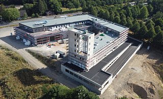 Die neue Hauptfeuerwache an der Lockhauser Straße nimmt deutlich Formen an. Gut zu erkennen ist bereits der Schlauchturm (im Vordergrund). - Feuerwehr Bad Salzuflen
